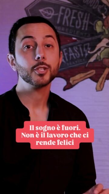 Oggi Krivé compie 9 anni.
E in questi nove anni ho capito una cosa molto importante: c'è una differenza enorme tra un posto in cui lavori e un posto in cui stai.
Un posto in cui lavori ti prende le energie e ti consegna uno stipendio. Un posto in cui stai te le restituisce diverse e ti dà qualcosa che non sapevi di cercare.Episodio completo su YouTube. Link in bio.#lavoro #crescitapersonale #imprenditoria #krivé #ristorazione
