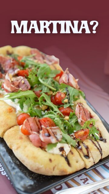 Chi è Martina? 🤔 La risposta che salverà la tua digestione! 👑🍕Basta con quella pesantezza sullo stomaco post-cena. Da Krivè abbiamo la soluzione perfetta: la nostra Pinsa con 72 ore di lievitazione e un mix di 3 farine selezionate. Leggera come una nuvola, croccante al punto giusto. ☁️💥📍 Ricorda: la Pinsa Krivè è un'esclusiva assoluta che trovi solo nel nostro locale a Matino!Taggate nei commenti l'amico che dice sempre "non riesco a digerire la pizza" 👇😉#KrivèSalento #Pinsa #MatinoSalento #Leggerezza #FoodLover #SalentoDaAmare #Artigianale