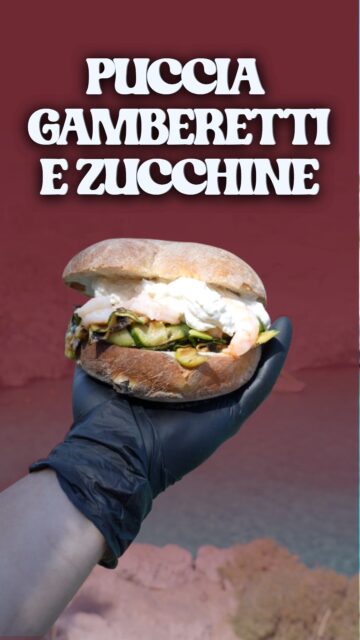 Mare cristallino, brezza di Castro e una puccia che non ha bisogno di presentazioni. 🍤🥒✨Zucchine grigliate, gamberetti freschi e una cascata di stracciatella cremosissima: il mix perfetto per quando il mare ti fa venire quella fame seria.📍 Passa a trovarci a Castro per provarla subito!#Krivè #PucciaSalentina #CastroMarina #GamberettiEZucchine #Stracciatella #SalentoFood #FoodPornPuglia #Estate2026