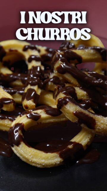 🍫 NUOVO DOLCE NEL MENU: ARRIVANO I CHURROS!
Nel video vi abbiamo raccontato il viaggio, ma ora passiamo alle cose serie: cosa sono i Churros
Sono dei bastoncini di pastella fritti al momento, caldissimi, croccanti fuori e morbidissimi dentro, ricoperti di zucchero e affogati nella Nutella. 😋✨
Il finale perfetto per chiudere la serata da Krivè!
Ah...e ovviamente li puoi gustare anche comodamente da casa, con i nostri servizi di asporto e Delivery?
Cosa aspetti a provarli?